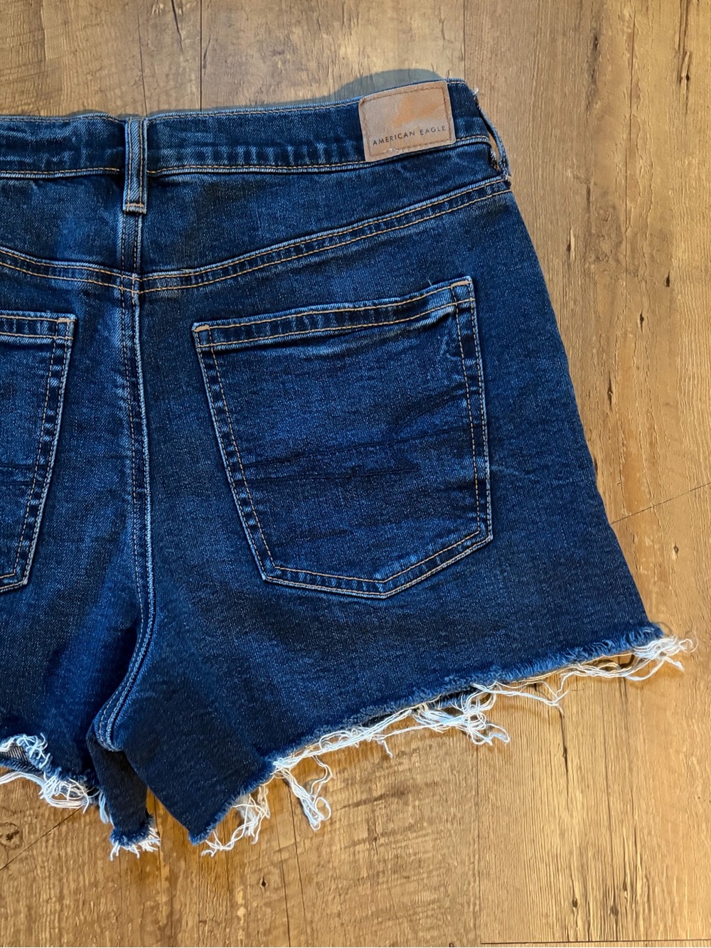 American Eagle Strigid Relaxed Denim Shorts Sz 8 Dark Wash Raw Hem - Picture 9 of 12